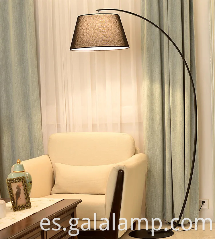 Elegante lámpara de pantalla de tela de tela de panal negro para espacios modernos